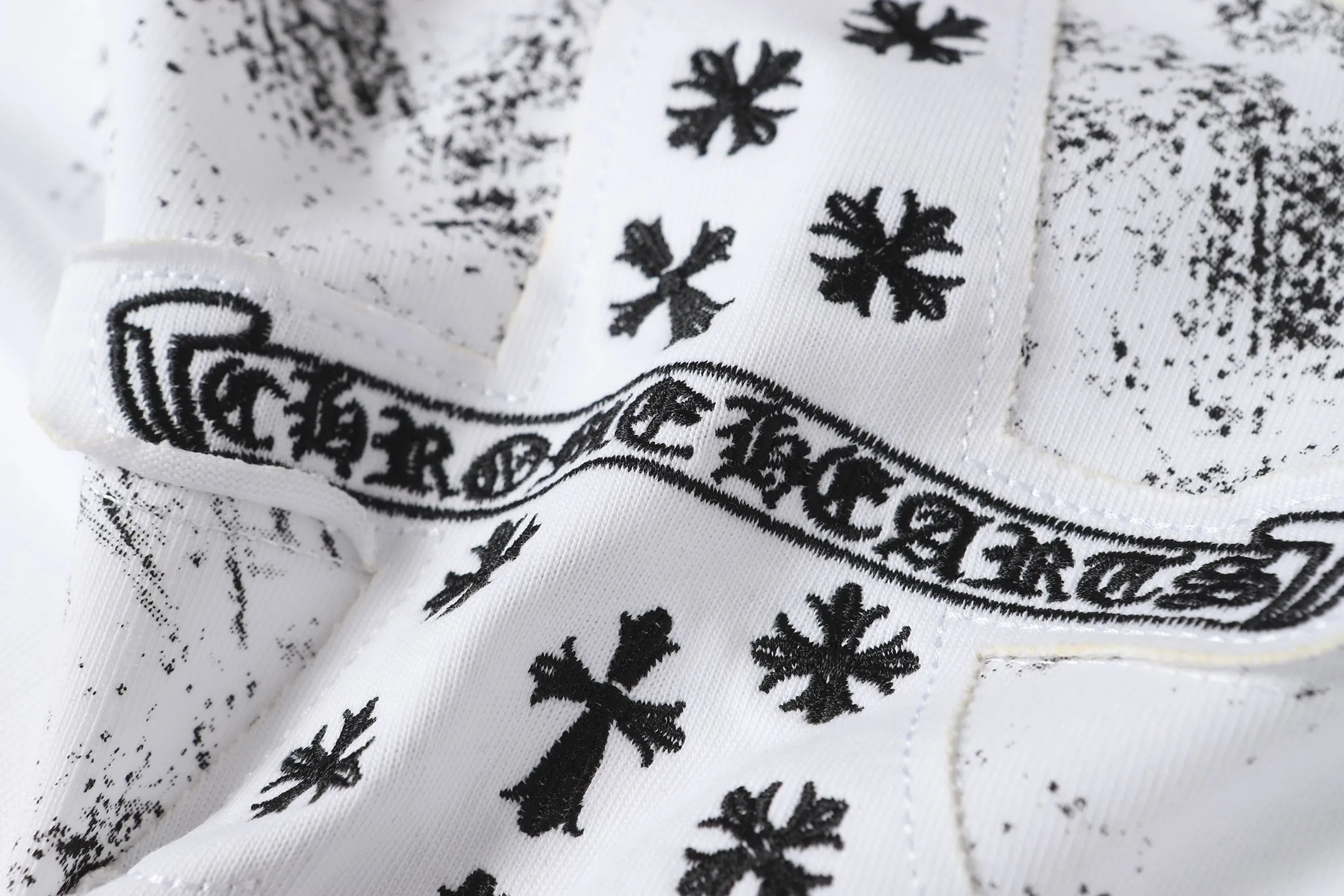 P150 💰 Actual pictures [High-end quality] Code: 8915# Color: Black White Size: S to XXL 2026ss Internet celebrity cross 🔥New Chrome Hearts 320g customized fabric Chrome heart round neck short sleeves 🔥Cross burnt appliqué embroidered men and women loose version